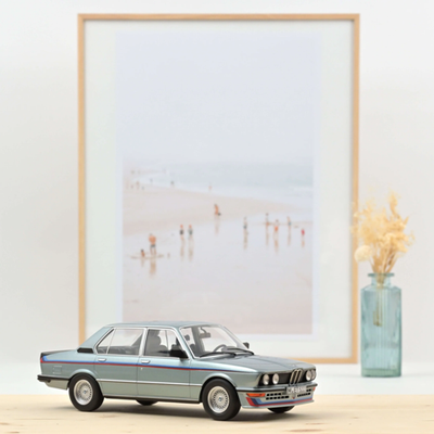 BMW M535i 1980 Blue met with stripes 1:18 - 500pcs LIMITED EDTION